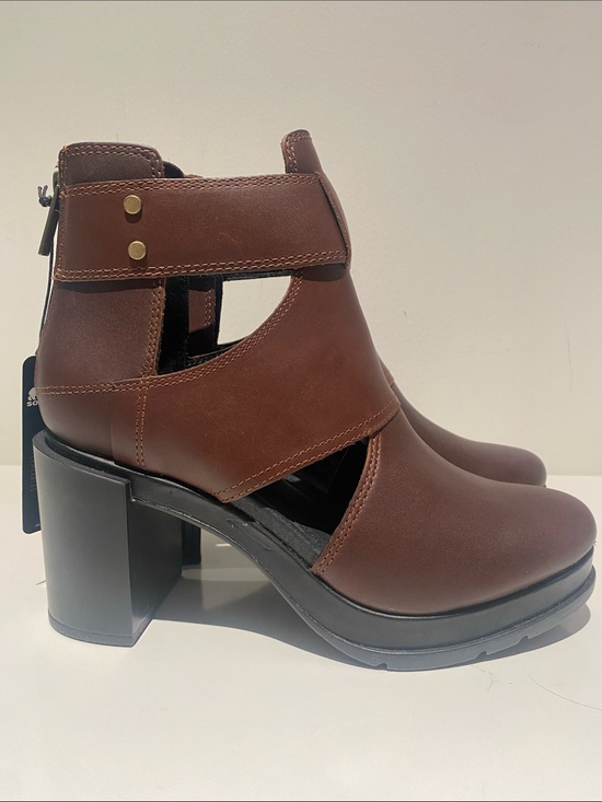 Sorel Shoes - NEW Sorel Platform Shoes With Cut Outs Brown And Black. Size 8.